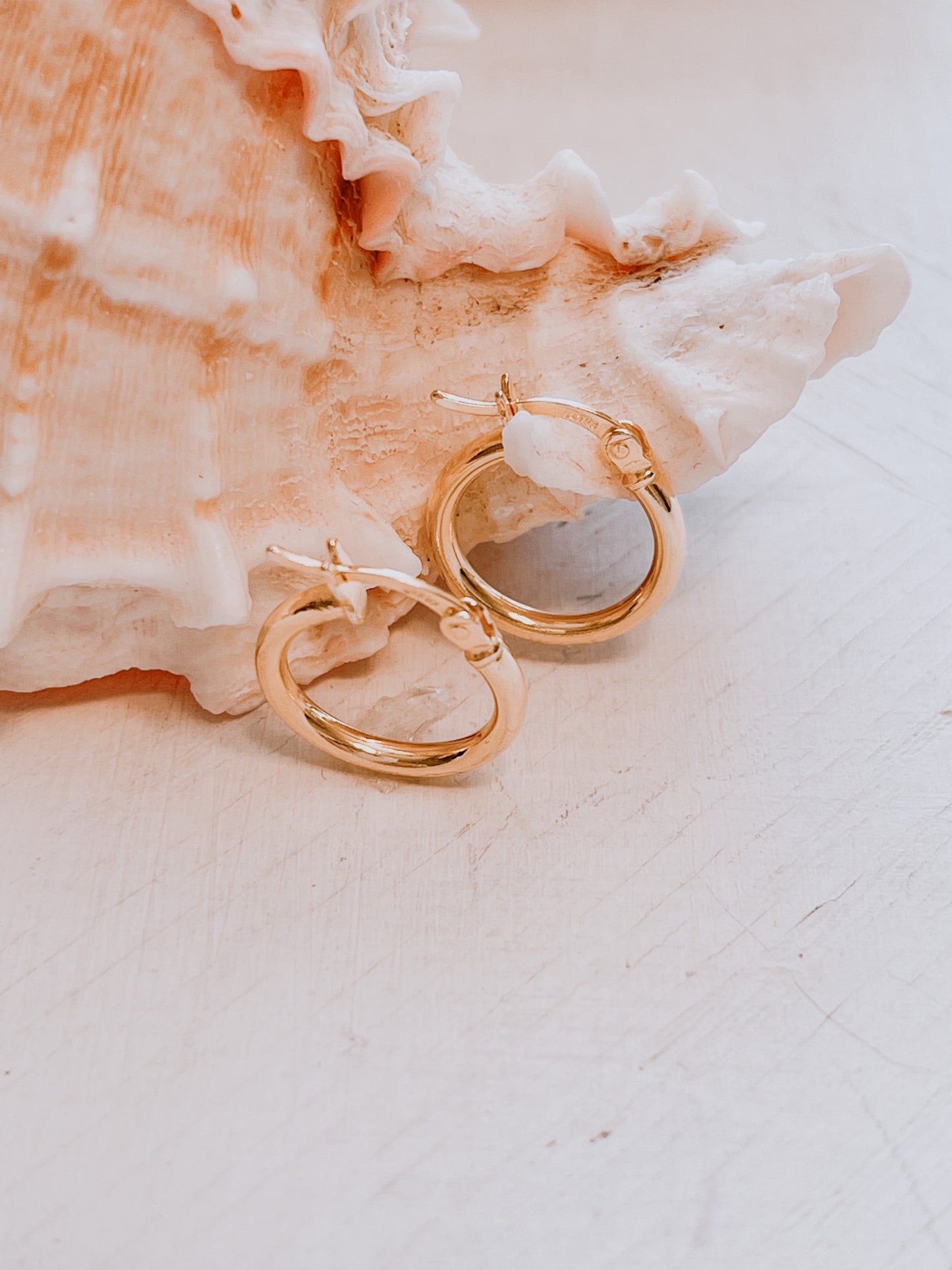 OroAmerigo dainty tube hoop.